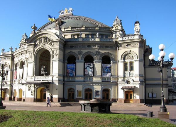 Хроника карантина: в Киеве закрывают театры