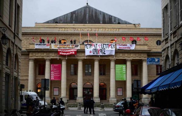 Хроника карантина: во Франции требуют открыть театры