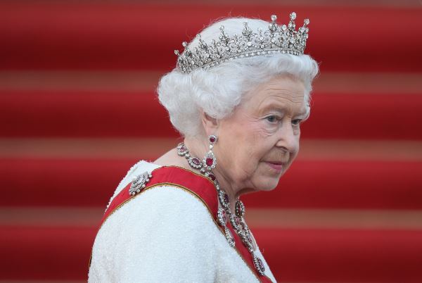 Она опечалена, но не злится: реакция королевы Елизаветы II на интервью Принца Гарри и Меган Маркл
