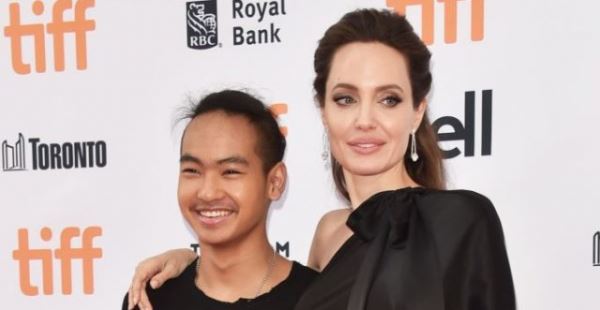 После показаний против отца: сын Анджелины Джоли и Брэда Питта уезжает из США