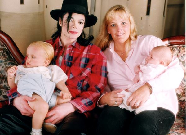 Старший сын Майкла Джексона показал редкие снимки с возлюбленной
